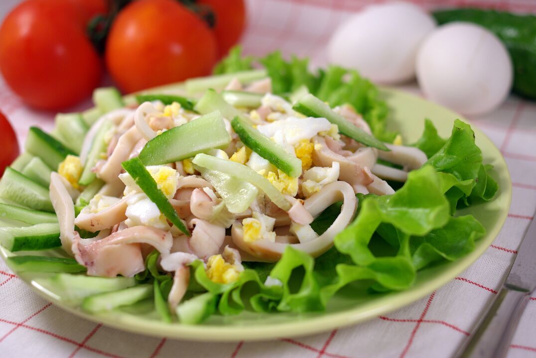 سلطة مع الحبار