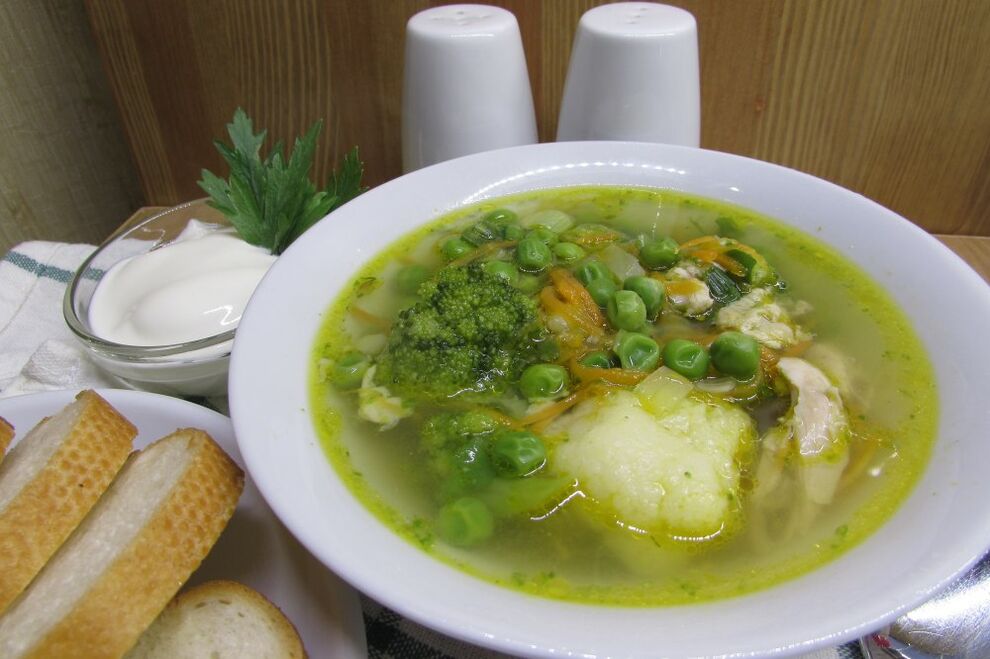 شوربة لحم البقر مع القرنبيط والبروكلي