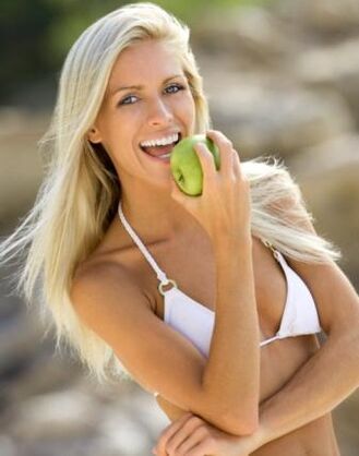فتاة تأكل تفاحة لتخسر 10 كجم في الشهر